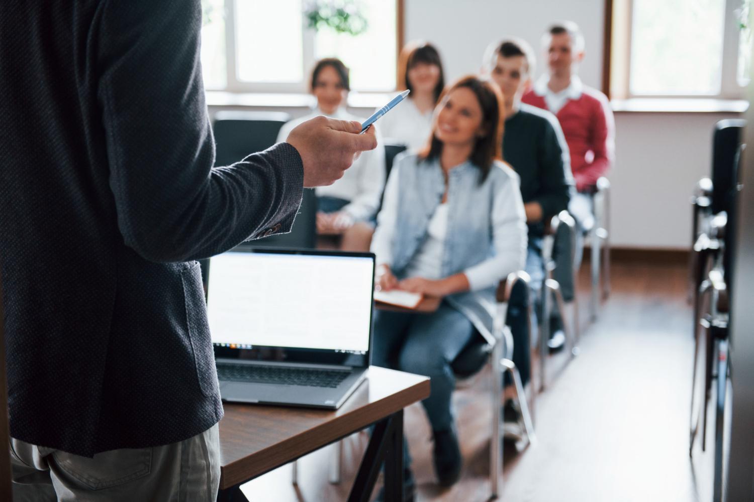 Charlas y talleres para grupos, empresas, y escuelas.